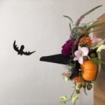 2019/10/12　ハロウィンなので、魔女の帽子と蝙蝠（コウモリ）をアレンジメントにとりいれました