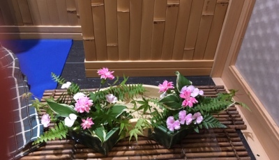 2019/5/27　経堂の呉服屋、井筒屋さんの挿花を生け替えるました